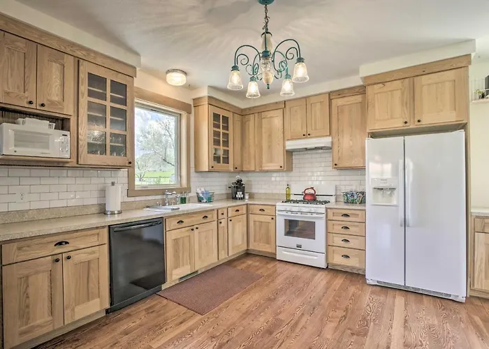 Idyllic Gem: Screened Porch, 1/2 Mi To River! Thermopolis