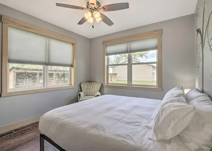 Holiday home Idyllic Gem: Screened Porch, 1/2 Mi To River! *
